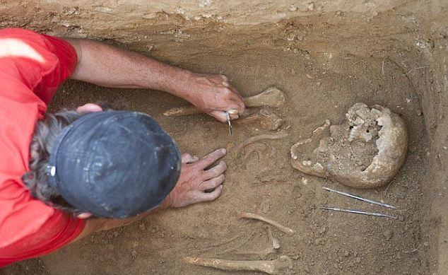 法國發(fā)現(xiàn)1650年前貴族頭骨：嚴(yán)重畸形呈錐形(組圖)