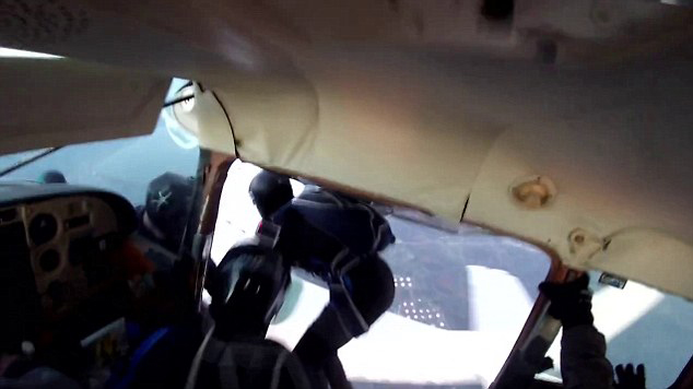 美兩飛機空中相撞 9人跳傘逃生