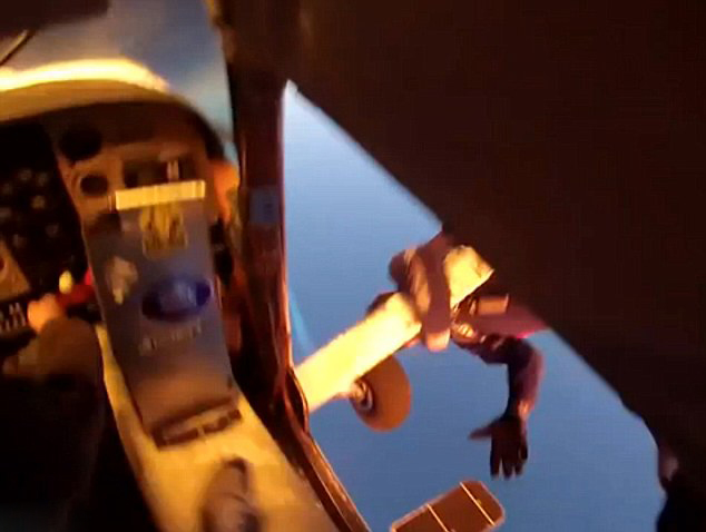 美兩飛機空中相撞 9人跳傘逃生