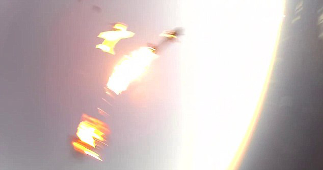 美兩飛機(jī)空中相撞 9人跳傘逃生