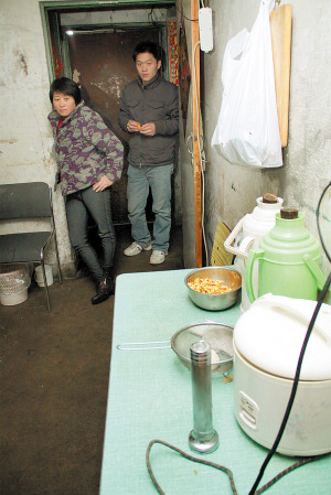 慘！北漂族地下室生活