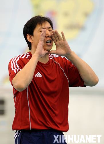 王寶泉“魔鬼訓練” 新女排首次公開訓練