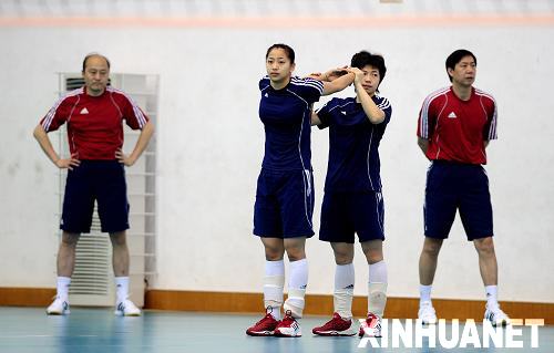 王寶泉“魔鬼訓練” 新女排首次公開訓練