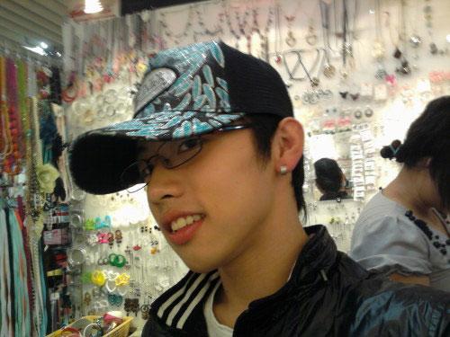 易建聯(lián)潮人裝觀戰(zhàn) 體壇潮男劉翔雷人