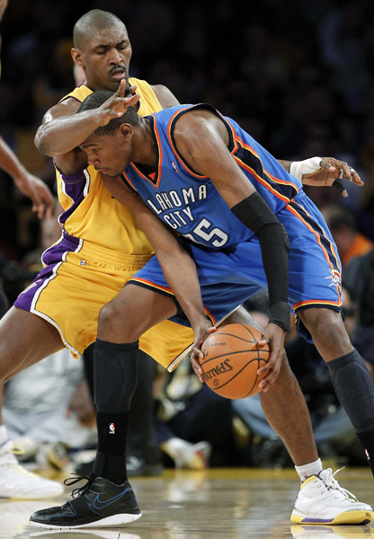 NBA：科比父母與眾明星現(xiàn)場助陣 湖人主場輕取雷霆