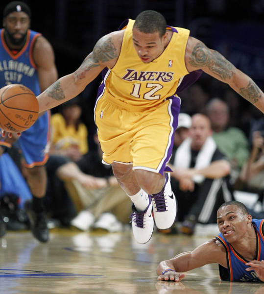 NBA：科比父母與眾明星現場助陣 湖人主場輕取雷霆