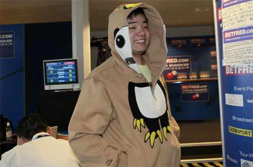 丁俊暉變身熊貓大俠 記者快門聲一片