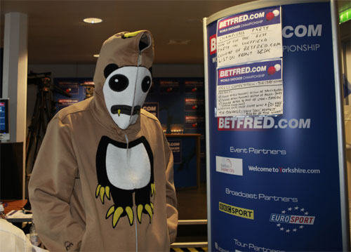 丁俊暉變身熊貓大俠 記者快門聲一片