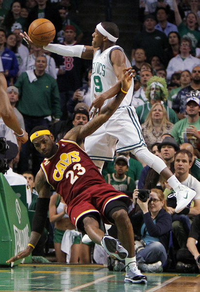 NBA：隆多力壓詹姆斯 凱爾特人勝騎士扳成2:2