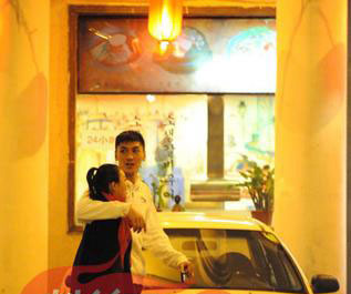 八一男籃后衛約會獸獸 張博懷抱如同熱戀情侶