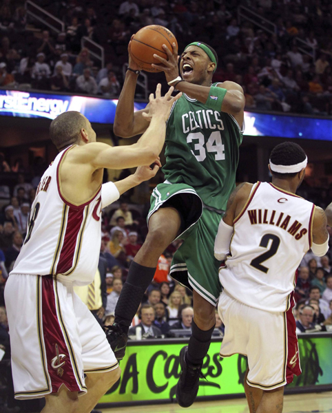 NBA：詹姆斯如同夢(mèng)游騎士慘敗32分 綠衫軍3:2領(lǐng)先