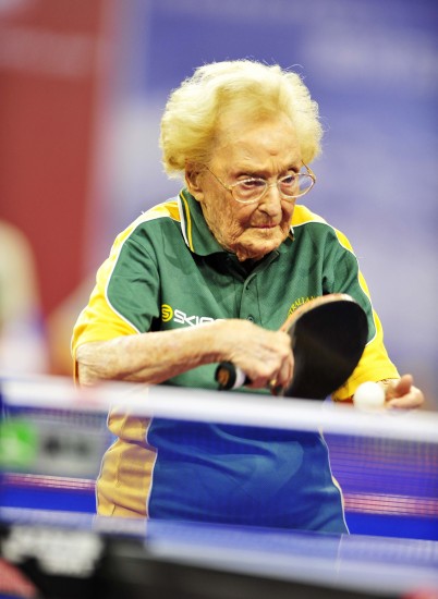 世界元老乒乓球錦標(biāo)賽開(kāi)幕 百歲老人“快樂(lè)乒乓”