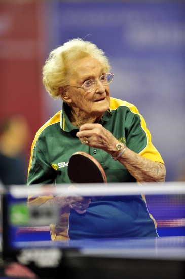 世界元老乒乓球錦標(biāo)賽開幕 百歲老人“快樂乒乓”