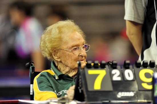 世界元老乒乓球錦標(biāo)賽開幕 百歲老人“快樂乒乓”