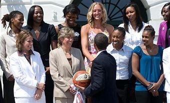 組圖：奧巴馬白宮接見WNBA總冠軍 獲8號戰袍