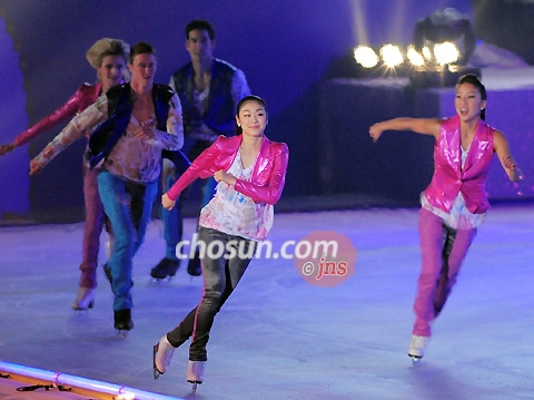 金妍兒化身冰上三面嬌娃 裙裝飄逸皮褲性感（圖）