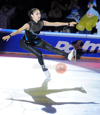 金妍兒化身冰上三面嬌娃 裙裝飄逸皮褲性感（圖）