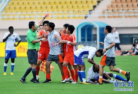 中超裁判三分鐘出兩紅牌 遭青島球迷飛踹