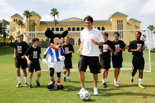 卡卡暢游迪斯尼樂園 與米老鼠PK球技[組圖]