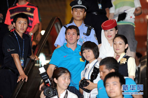 巴薩抵京受熱捧 梅西獲美女護航（組圖）