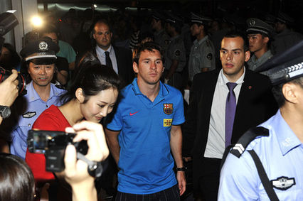 巴薩抵京受熱捧 梅西獲美女護航（組圖）