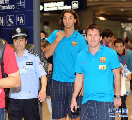 巴薩抵京受熱捧 梅西獲美女護航（組圖）