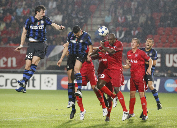 歐冠：國(guó)米曼聯(lián)客場(chǎng)戰(zhàn)平 巴薩主場(chǎng)大勝