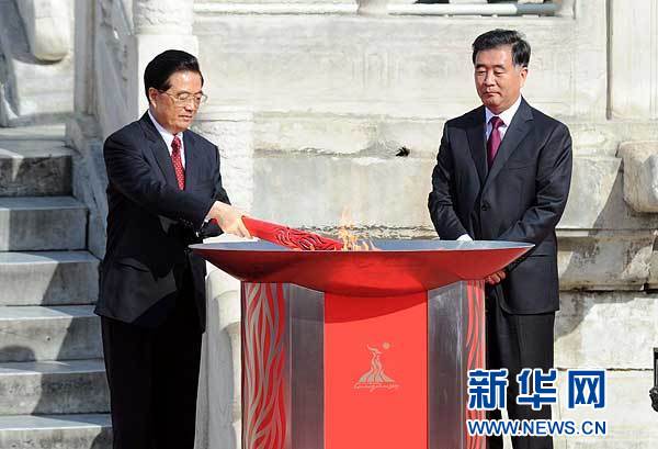 胡錦濤出席亞運(yùn)會(huì)火炬點(diǎn)燃暨火炬?zhèn)鬟f活動(dòng)啟動(dòng)儀式