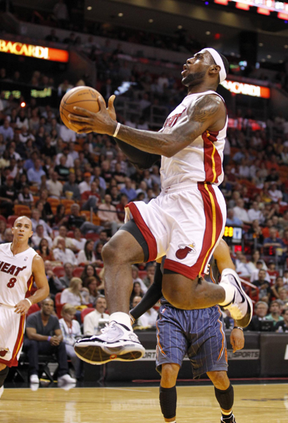 季前賽：詹姆斯復(fù)出貢獻(xiàn)33分 熱火末節(jié)崩潰遭山貓翻盤