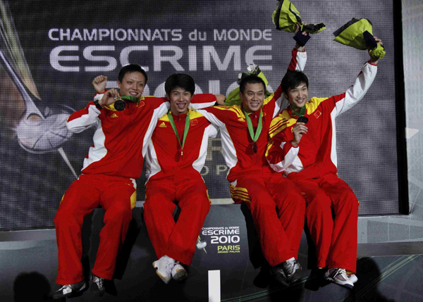 擊劍世錦賽：中國男隊大逆轉 歷史首獲花劍團體冠軍