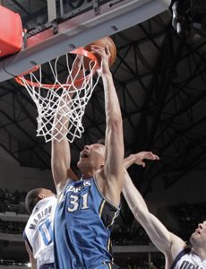 阿聯14分11板賽季首次兩雙 奇才惜敗小牛