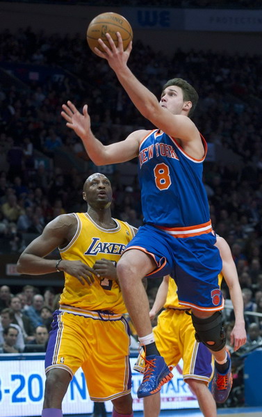 科比33分10板力壓小斯24+10 湖人客場(chǎng)完勝尼克斯