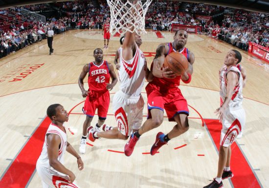 斯科拉26+13 火箭客場負76人