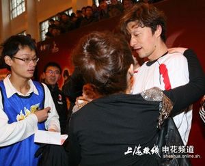 謝暉上海交大校園內遭強吻 黑絲美女左右開弓