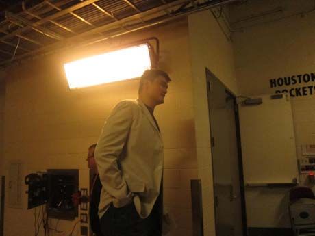 姚明現身豐田中心助陣火箭 引爆更衣室