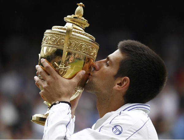 小德終結費納8年壟斷 溫網首度折桂慶祝登頂世界第一