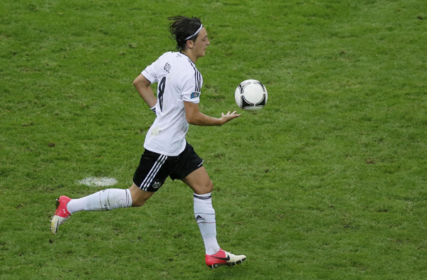 歐洲杯：巴洛特利梅開二度 意大利2:1淘汰德國殺進決賽