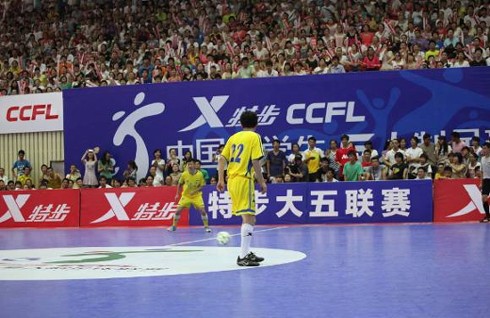 高峰、梁永斌領(lǐng)銜中國明星隊助陣特步大五聯(lián)賽總決賽