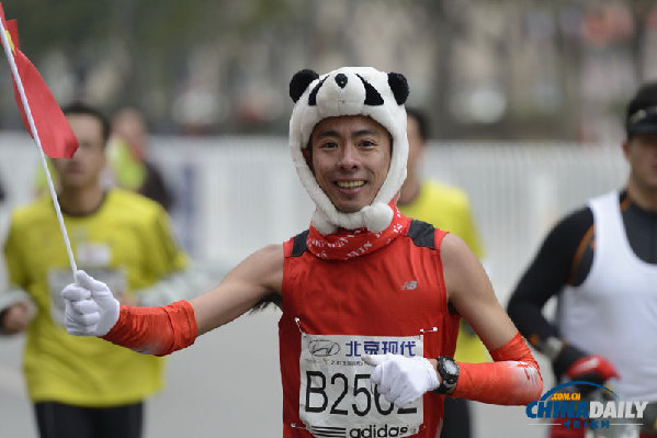 現場直擊北京馬拉松 中國“眼鏡俠”連續21次摘冠