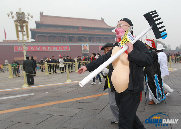 現場直擊北京馬拉松 中國“眼鏡俠”連續21次摘冠