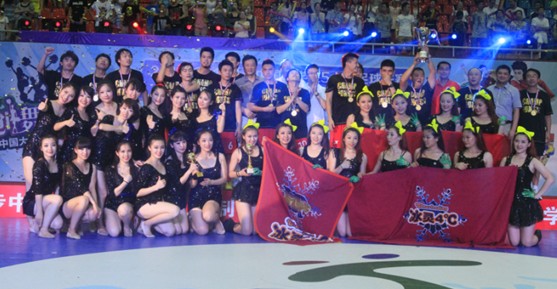 玩轉賽場 天天向上：特步足球啦啦隊開創(chuàng)中國校園五人制足球賽事新模式