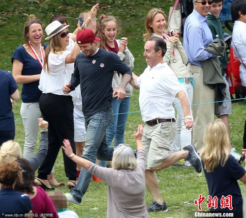 小貝與學(xué)生家長賽百米奪冠 辣妹參加?jì)寢尳M