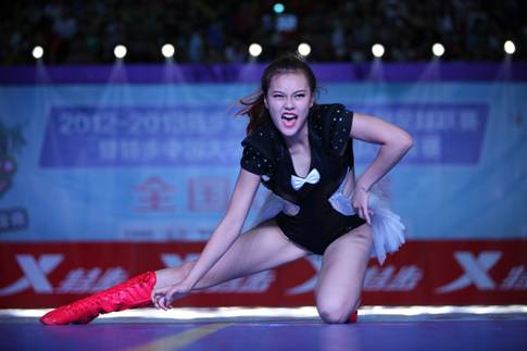 特步足球啦啦隊精彩亮相《天天向上》欄目