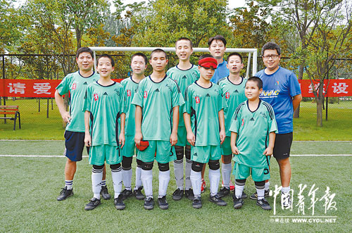 驅散黑暗的足球