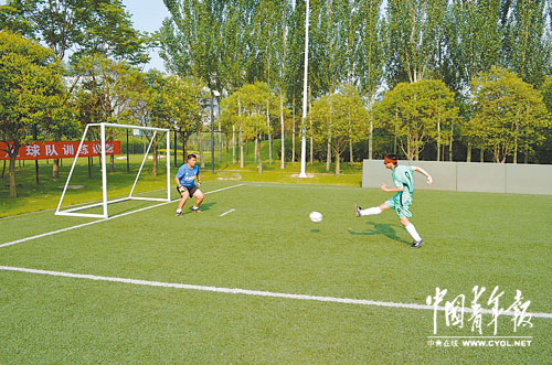 驅散黑暗的足球