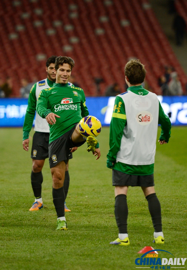 巴西國(guó)家隊(duì)鳥(niǎo)巢采場(chǎng)訓(xùn)練 輕松備戰(zhàn)贊比亞