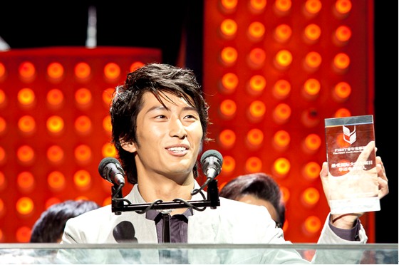 竇驍笑稱自己的一切由板磚開始