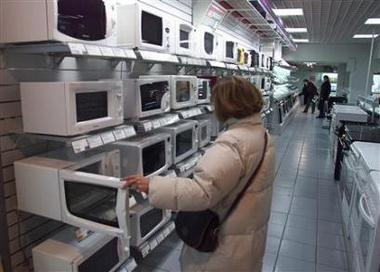 A shopper looks at microwave ovens on display in a file photo. Two minutes in a microwave oven can sterilize most household sponges, U.S. researchers reported on Monday. [Reuters]