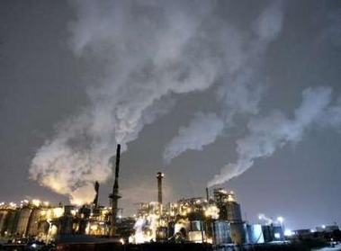 Smoke rises from a chemical company's stacks in Hamilton, approximately 50 km (31 miles) south of Toronto, February 1, 2007. Canada's Prime Minister Stephen Harper moved yesterday to mend his government's frayed international reputation on climate change by dispatching his Environment Minister to Paris for a key conference and promising to join an emergency UN summit on the issue.