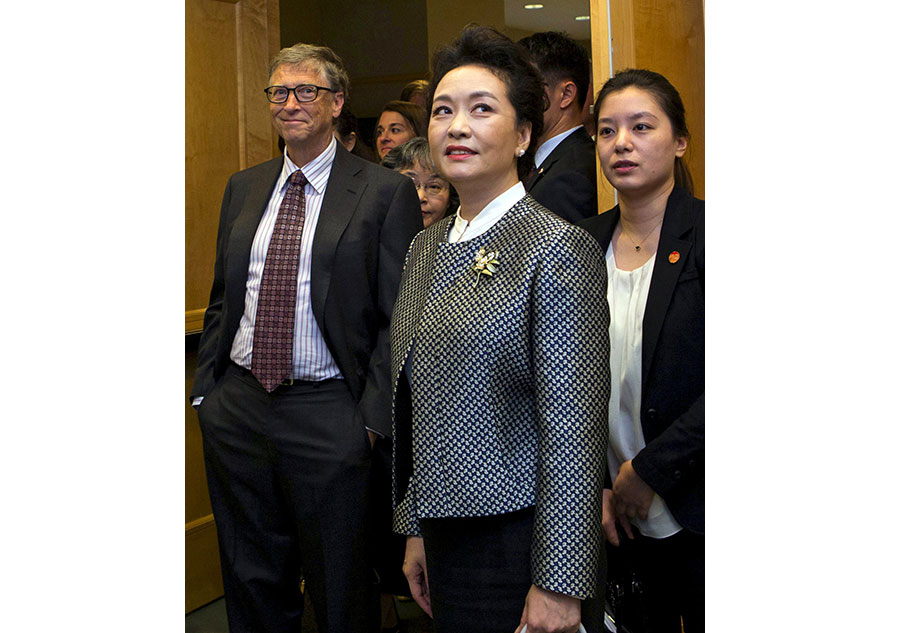 First Lady tours cancer research center with Melinda, Bill Gates